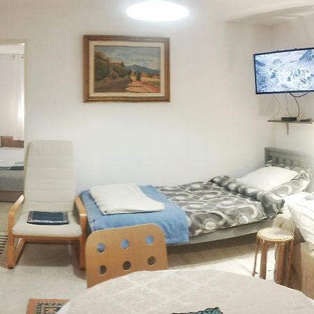B&B Family Basement Apartment, Breakfast, Free Parking, 5Km From Tulln Chorherrn Bagian luar foto