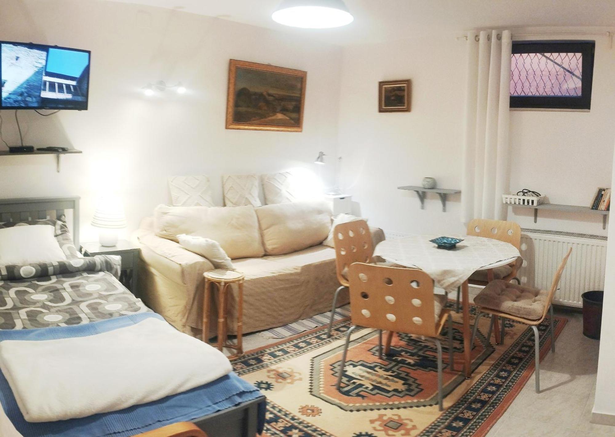 B&B Family Basement Apartment, Breakfast, Free Parking, 5Km From Tulln Chorherrn Bagian luar foto